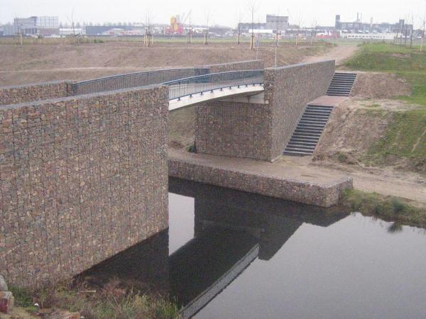 Gabionen mit Grauwacke Straße und Wasserwerk