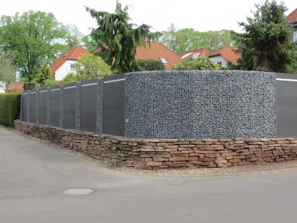 Gabionen mit Basalt Bruchsteine und WPC sichtschutz