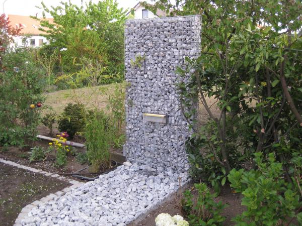 Gabionen mit Wasserfall Deutscher Kalkstein